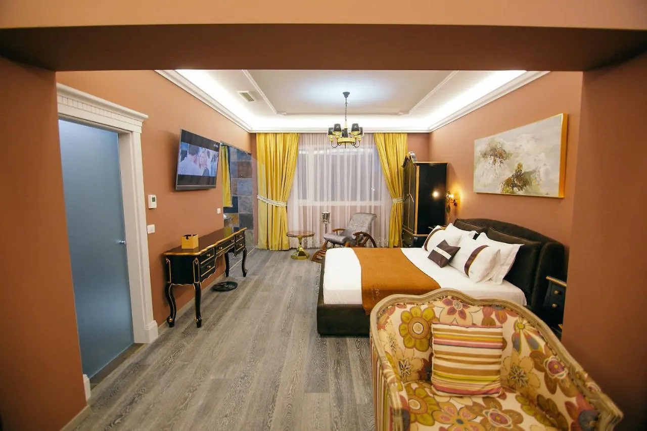 Montrelux Resort Κορυτσά 0*,